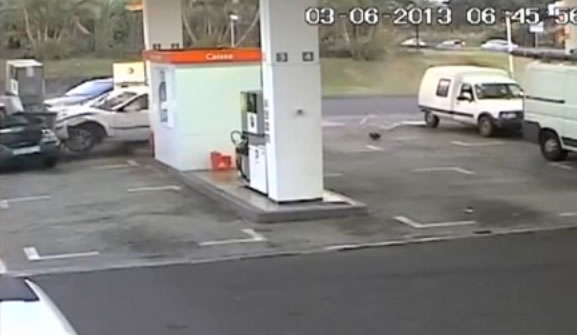 Une voiture folle finit sa course dans une pompe à essence