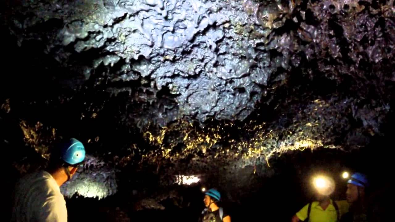 Ballade dans les tunnels de lave de la Réunion