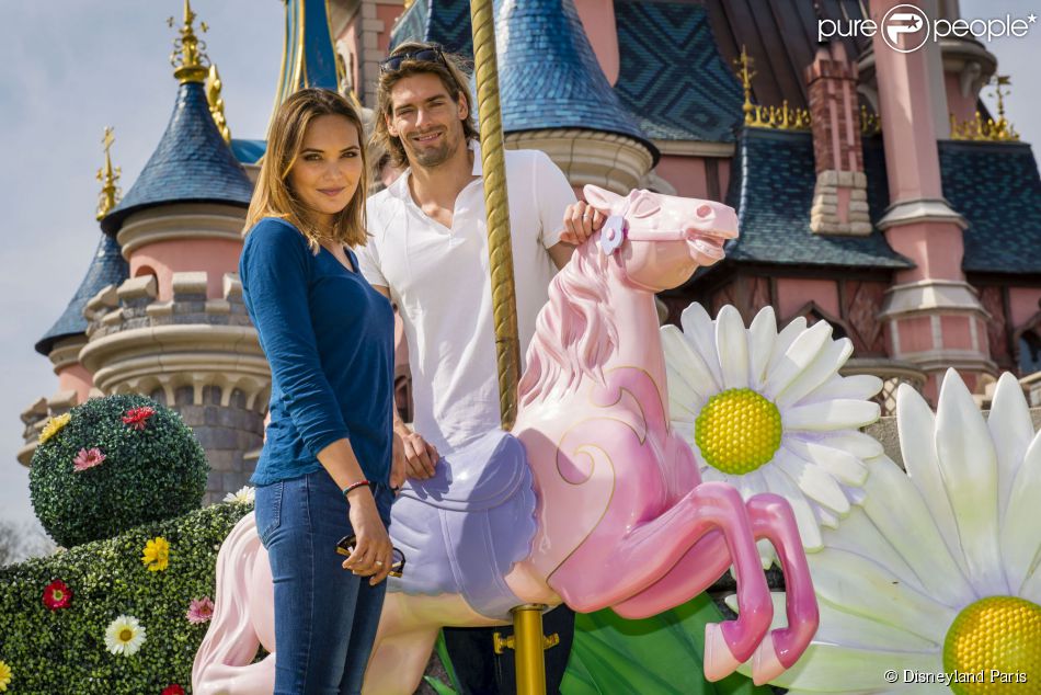 Valérie Bègue & Camille Lacourt en amoureux à Disneyland