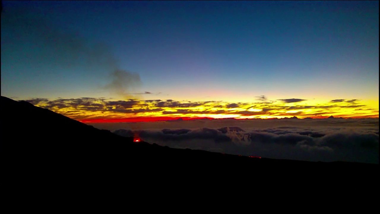Lever du soleil sur le volcan le Piton de la Fournaise