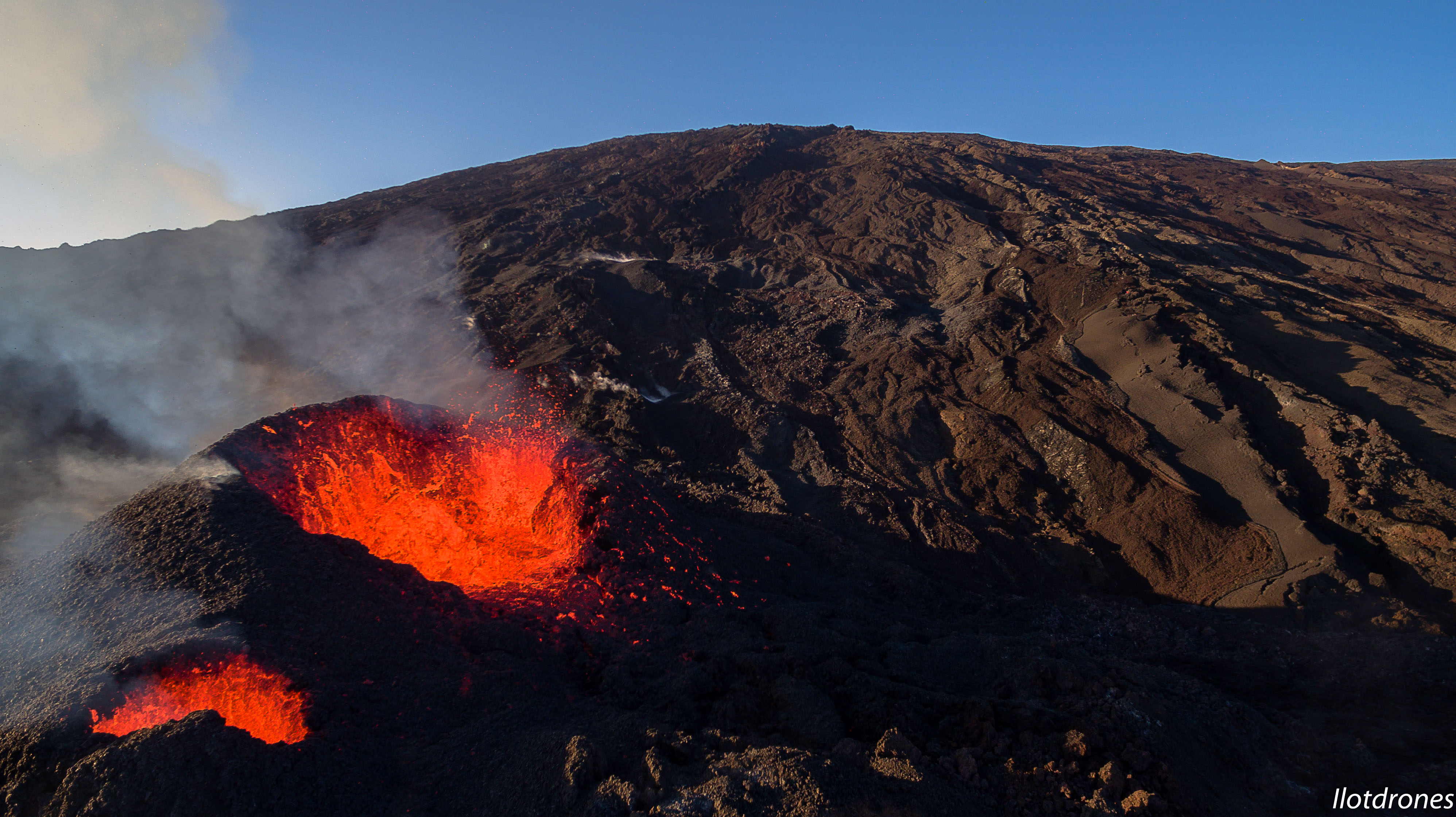 Au coeur du volcan de la Réunion –  par Ilotdrones