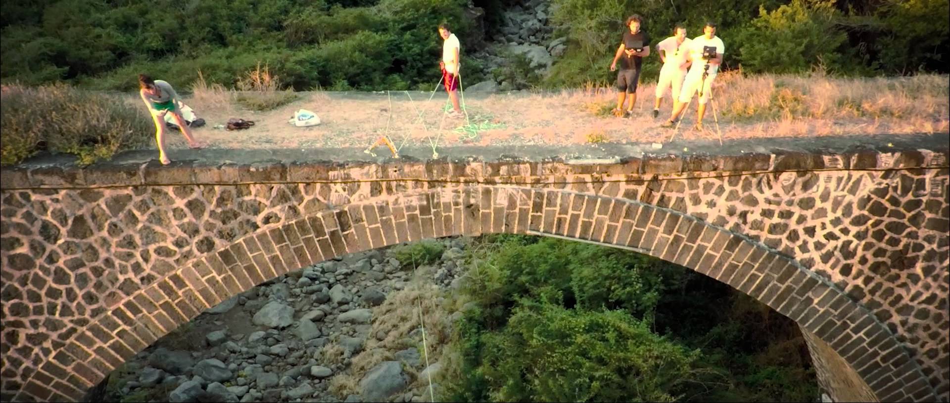 Saint Leu : Il saute d’un vieux pont like a boss
