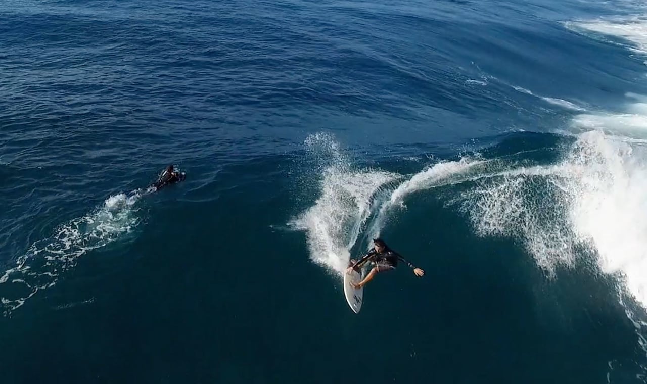 Sessions de surf à la Réunion filmées par un drone