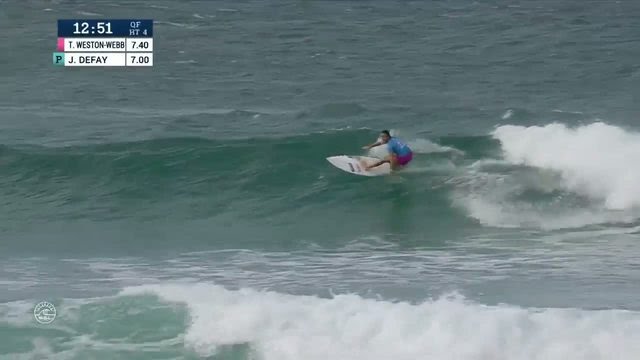 Johanne Defay rentre une manœuvre inédite dans le surf feminin