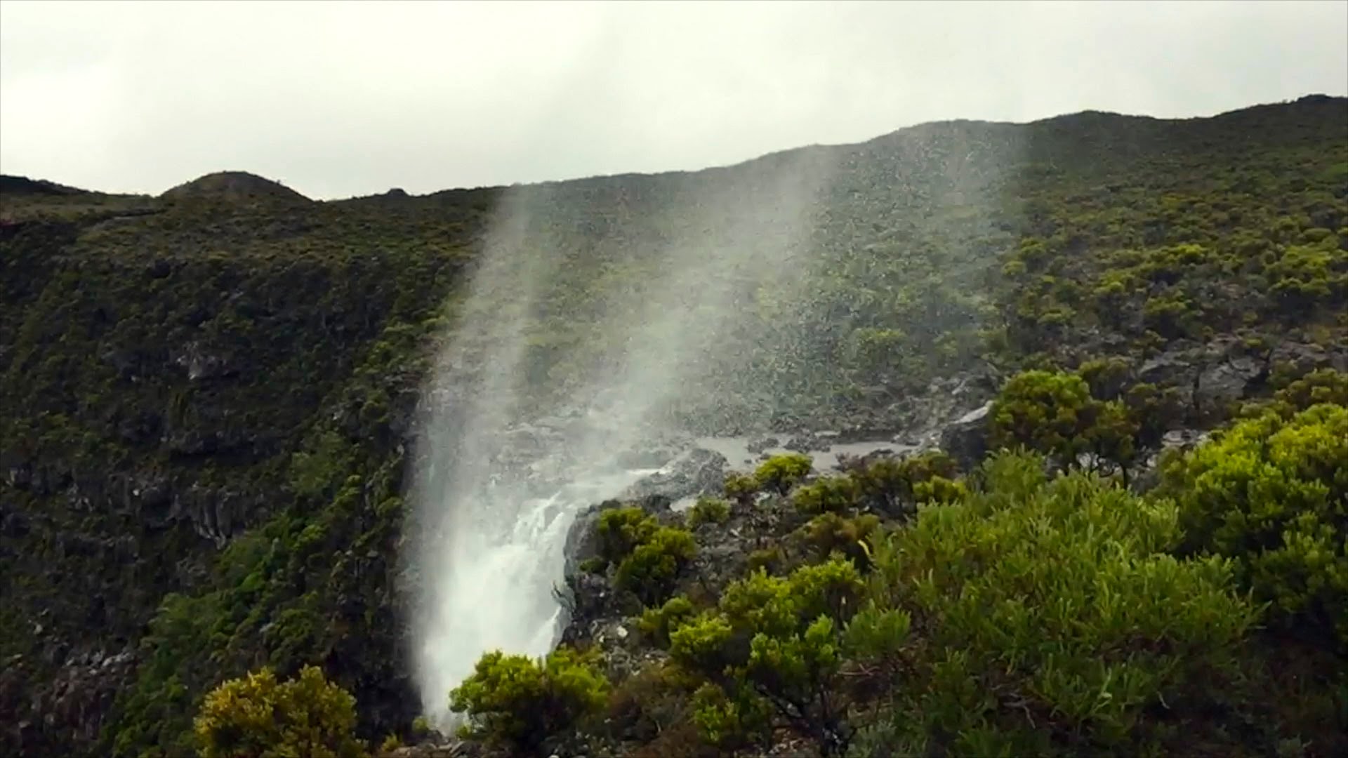 Quand une cascade de la Réunion coule à l’envers, vers le ciel