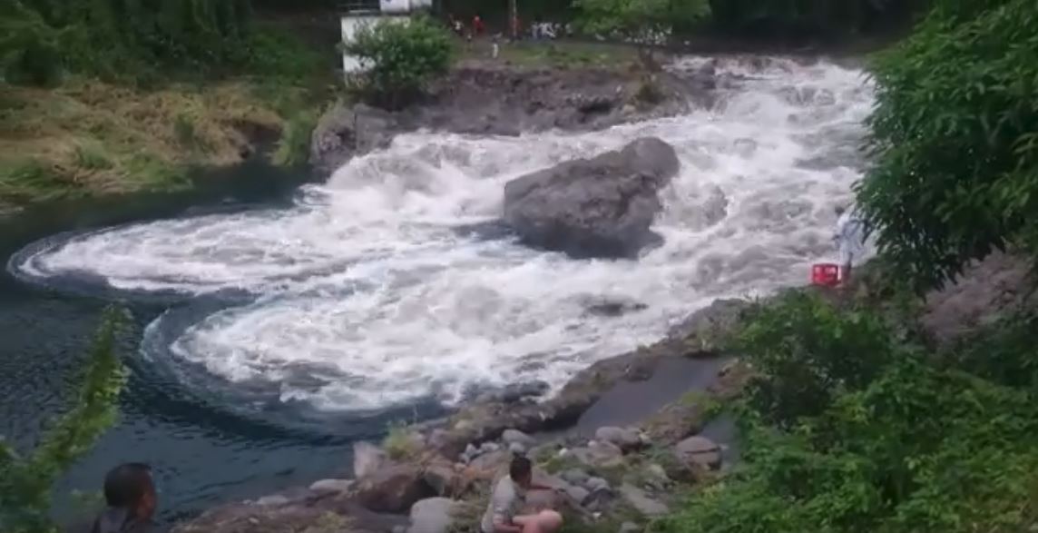 Vidéo : Impressionnante montée des eaux à Bassin Bleu à Sainte Anne