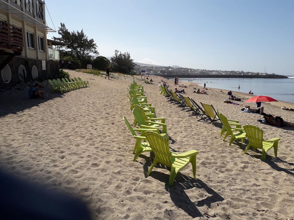 Un hôtel installe ses chaises et tables en masse sur la plage de St-Pierre