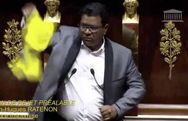 Assemblée Nationale : Jean-Hugues Ratenon brandit un gilet jaune !