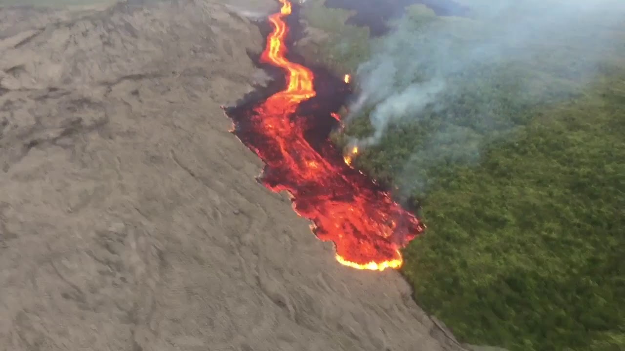 Vidéo : Eruption du volcan, déjà très proche de la route