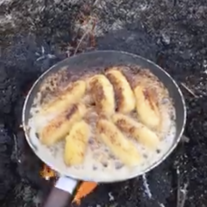 Il fait cuire une banane flambée sur la lave de la coulée du volcan